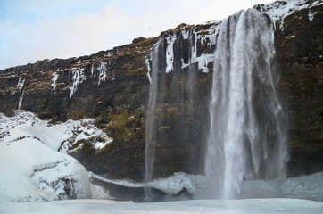 Obraz premium アイスランド セリャラントスフォス 南部観光 滝 裏見 絶景 冬 iceland island winter waterfall Seljalandsfoss 