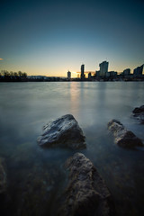 Naklejka premium Steine Donau Skyline Wien DC Tower Sonnenuntergang City 