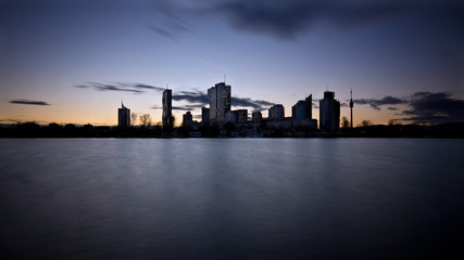 Donau Skyline Wien DC Tower Sonnenuntergang City 
