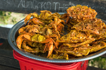 Burmese street food, fried crab and shrimp　ミャンマーの屋台料理
