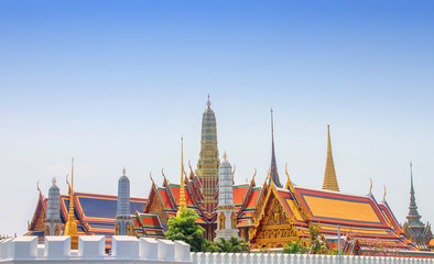 Fototapeta premium Widok kompleksu Wat Phra Kaew na dach i ścianę kompleksu
