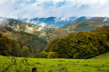 deutsche Landschaft mit Bergen und Wald Sauerland