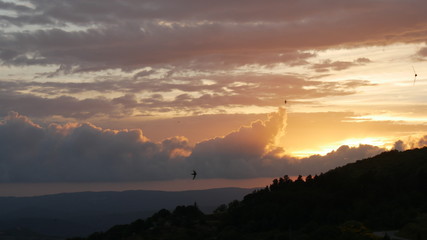 Tramonto infuocato nel cielo della Toscana