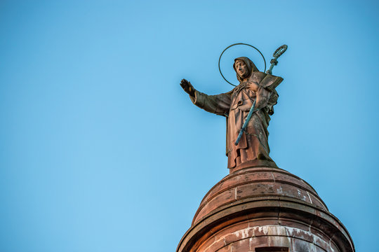 Figur auf dem Turm des Kloster Sainte Odile in den Vogesen im Elsass