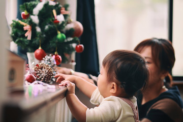 クリスマスの準備をする親子