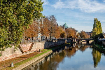 Fototapeta na wymiar Sonniger Herbsttag am Ufer der Ill in Straßburg