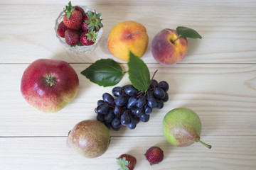 Fruit of the fall of autumn. apples, pears, blue grapes, peaches and juicе.background. fruit with green leaf