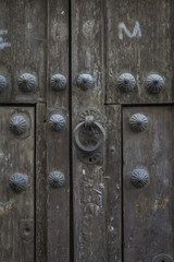 Aldaba en puerta medieval