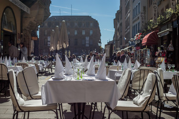 Gedeckter Tisch eines Restaurants in Straßburg