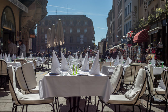 Gedeckter Tisch eines Restaurants in Stra&szlig;burg