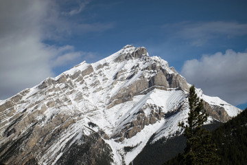 Fototapeta na wymiar Mountains and snowcaps in the Rockies