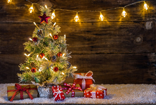Weihnachtsbaum mit Schnee Lichter und Geschenke