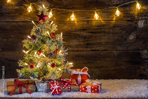 quot weihnachtsbaum mit schnee lichter und geschenke quot stock quot weihnachtsbaum mit schnee lichter und geschenke quot stock