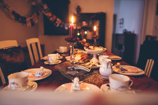festlich gedeckter Tisch zu Weihnachten