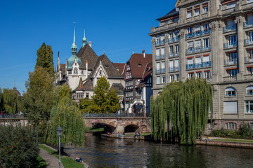 Naklejka premium Historisches Schulgebäude in Strasbourg