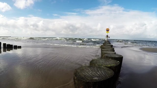 tarke Brandung der Ostsee an der polnischen K&uuml;ste, Kamera tief in der Brandung