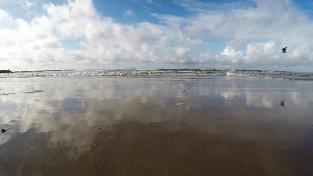 tarke Brandung der Ostsee an der polnischen K&uuml;ste, Kamera tief in der Brandung
