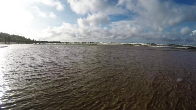 tarke Brandung der Ostsee an der polnischen K&uuml;ste, Kamera tief in der Brandung