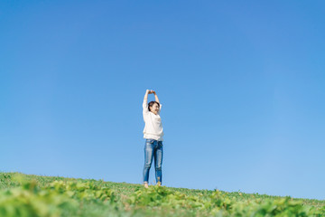 女性・青空