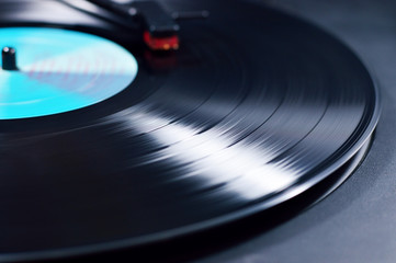 vinyl disc spinning on turntable with needle detail - 177672174