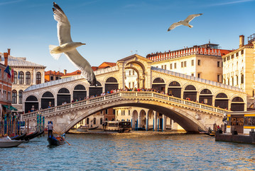 Sonnige Aussicht auf die mittelalterliche Rialtobrücke über den Canal Grande, Venedig, Italien