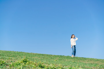 女性・青空