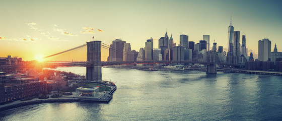 Fototapeta premium Panoramiczny widok na Brooklyn Bridge i Manhattan o zachodzie słońca, Nowy Jork