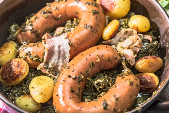 Gr&uuml;nkohl mit Bregenwurst und R&ouml;stkartoffeln