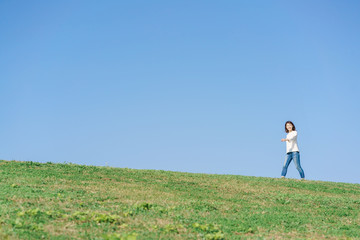 女性・青空