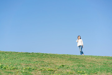 女性・青空