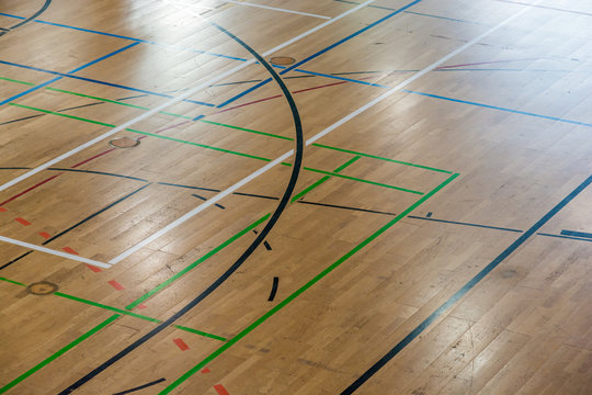 Sporthalle mit zahlreichen Spielfeldern