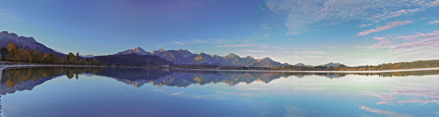 Fototapeta na wymiar Panorama Forggensee Bayern Wasserspiegelung
