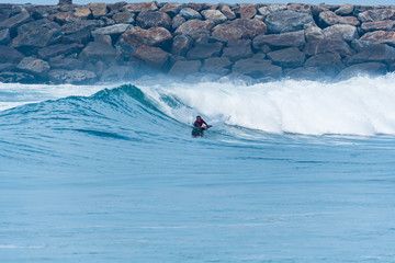Naklejka premium Bodyboarder surfing ocean wave