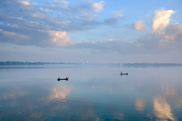 Obraz na płótnie Canvas Boats with fishermen on Thaungthaman Lake in Amarapura, Mandalay Division, Myanmar