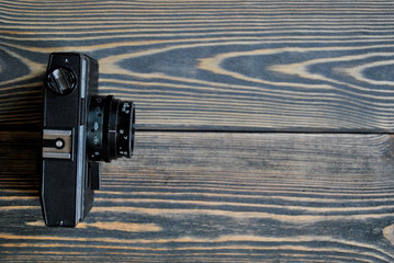 Aparat fotograficzny retro na drewnianym rustykalnym tle © bnorbert3