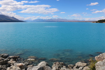 T&uuml;rkisblauer See mit Berglandschaft