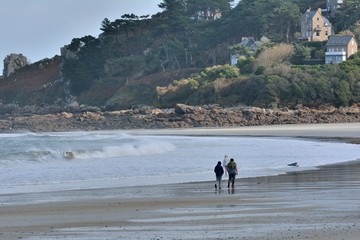 Des gens qui se promènent sur la plage Trestraou à Perros-Guirec en Bretagne