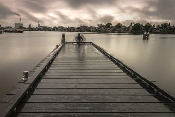 Fototapeta premium Ein Bootssteg mit einer Person in Bewegungsunschärfe