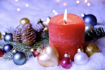 Weihnachtskarte  - rote brennende Adventskerze mit bunten Weihnachtskugeln im Schnee - Weihnachten Dekoration winterlich