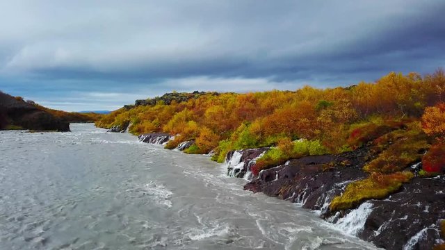 Wasserfall in Herbstfarben
