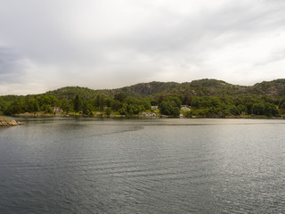 Paisaje marítimo con grandes montañas y reflejos en el agua, en el fiordo de Lysefjord, en las vacaciones de verano , Noruega 2017