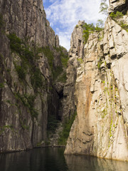 Paisaje mar&iacute;timo con grandes monta&ntilde;as y reflejos en el agua, en el fiordo de Lysefjord, en las vacaciones de verano , Noruega 2017