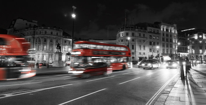 Fototapeta Vibrant London night scene at Trafalgar Square