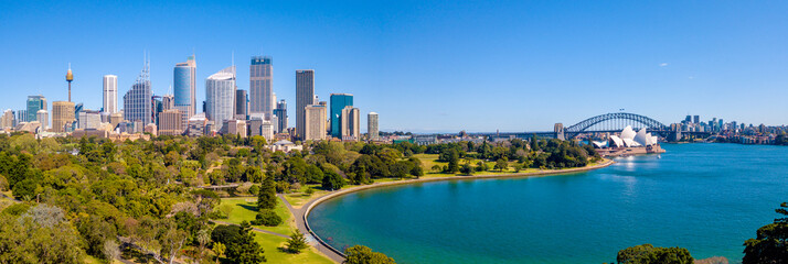 Schönes Panorama des Sydney Harbour District mit Harbour Bridge, Botanischer Garten und dem Operngebäude.