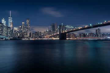Plakat Manhatten und die Brooklyn Bridge bei Nacht