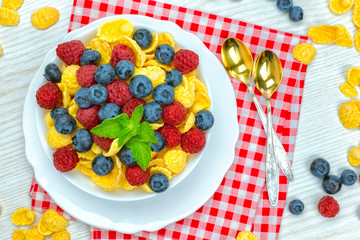 cornflakes, breakfast of cornflakes and berries
