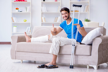 Obraz premium Injured young man recovering at home