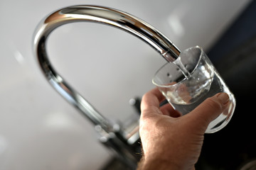 Boire un verre d'eau du robinet © PHILETDOM