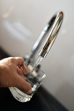 Boire un verre d'eau du robinet