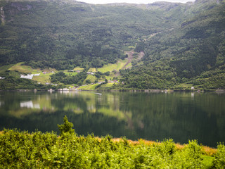 Paisajes de agua, montañas, y prados en la zona de ODDA a JONDAL en el sur de Noruega a orillas del fiordo Hardangerfjorden. Vacaciones de verano de 2017

